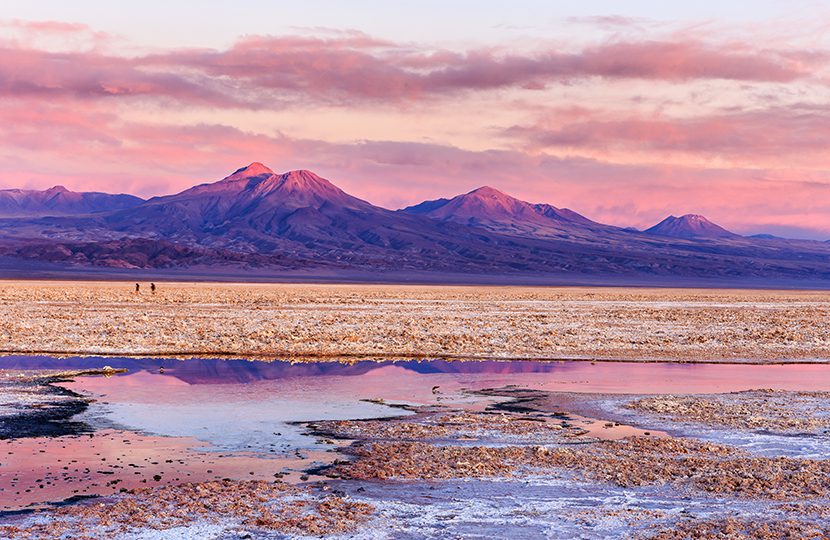 Chile's Salar de Atacama a contrast of of rugged mountains and serene lakes (by Helder Geraldo Ribeiro)