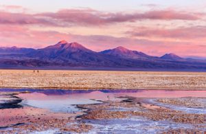 Chile's Salar de Atacama a contrast of of rugged mountains and serene lakes (by Helder Geraldo Ribeiro)