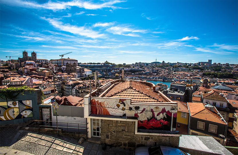Le vedute dei tetti di Porto mostrano la portata della città rinata
