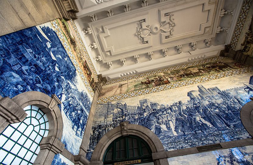 Stazione ferroviaria di Porto con pareti e soffitto piastrellati di blu