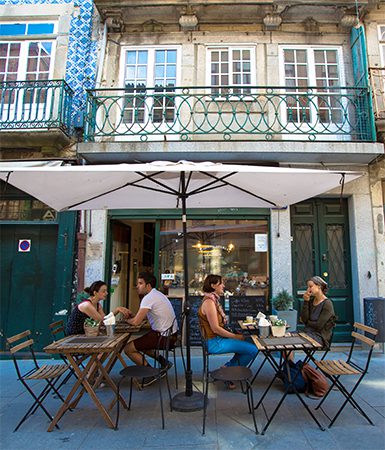 I semplici piaceri della caffetteria in terrazza