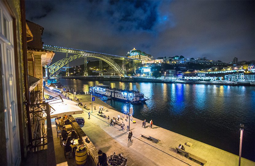 Splendida vista notturna del Douro e del famoso ponte Dom Lewis sullo sfondo