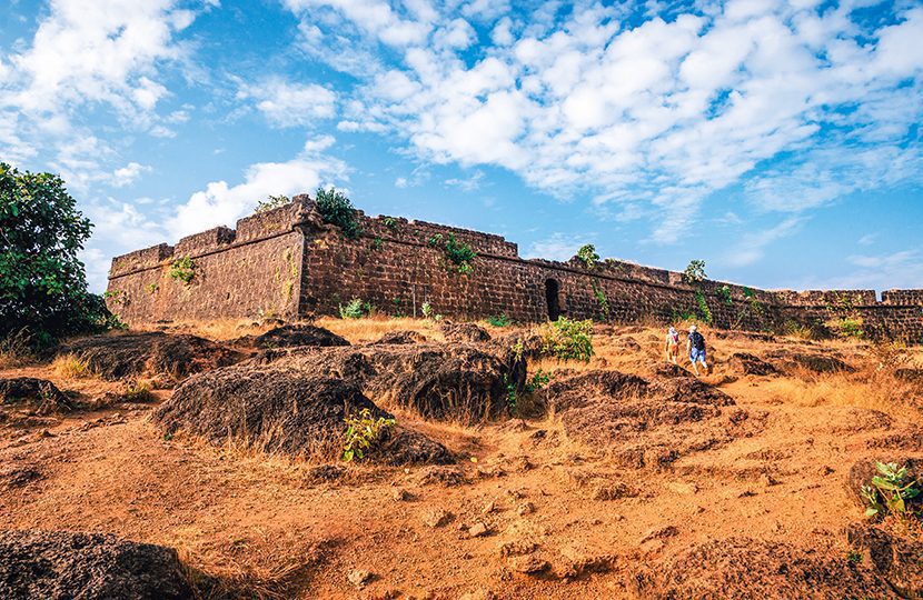 (I turisti si recano alle rovine della fortezza di Chapora, vicino al villaggio di Vagator, di Andrei Bortnikau)