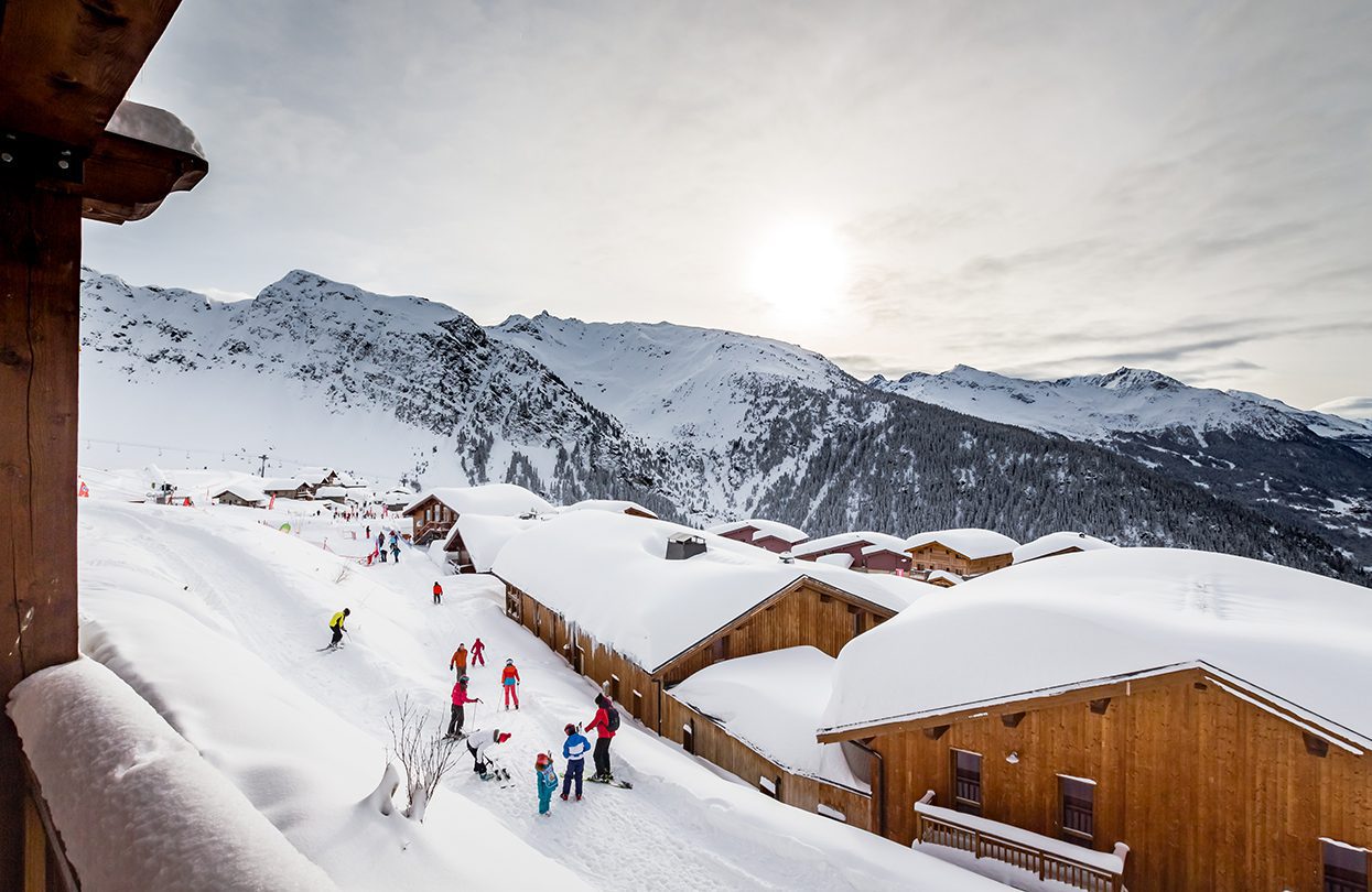 Premium Photo  Ski lift covered with frost above a sea of clouds in a ski  resort in tarentaise france