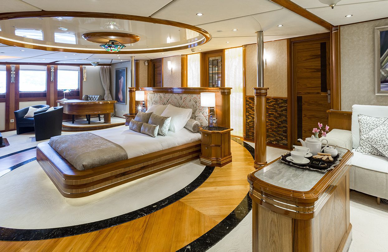 Luxurious common areas onboard