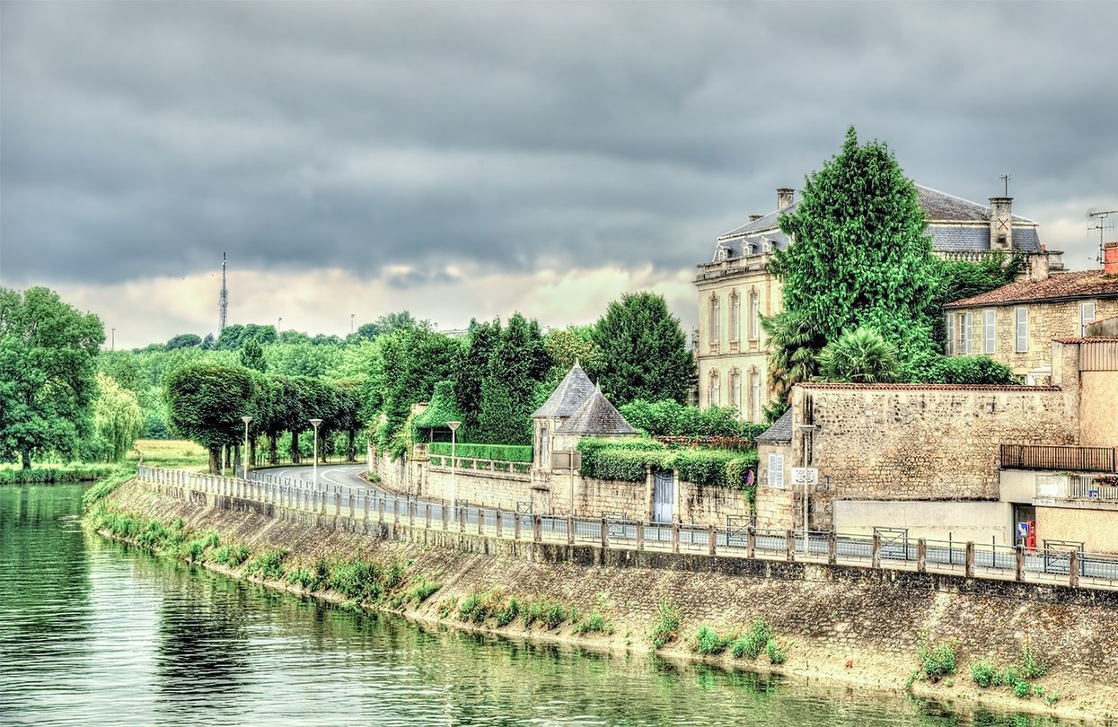 The embankment of the river Charente in Saintes, photo by Leonid Andronov