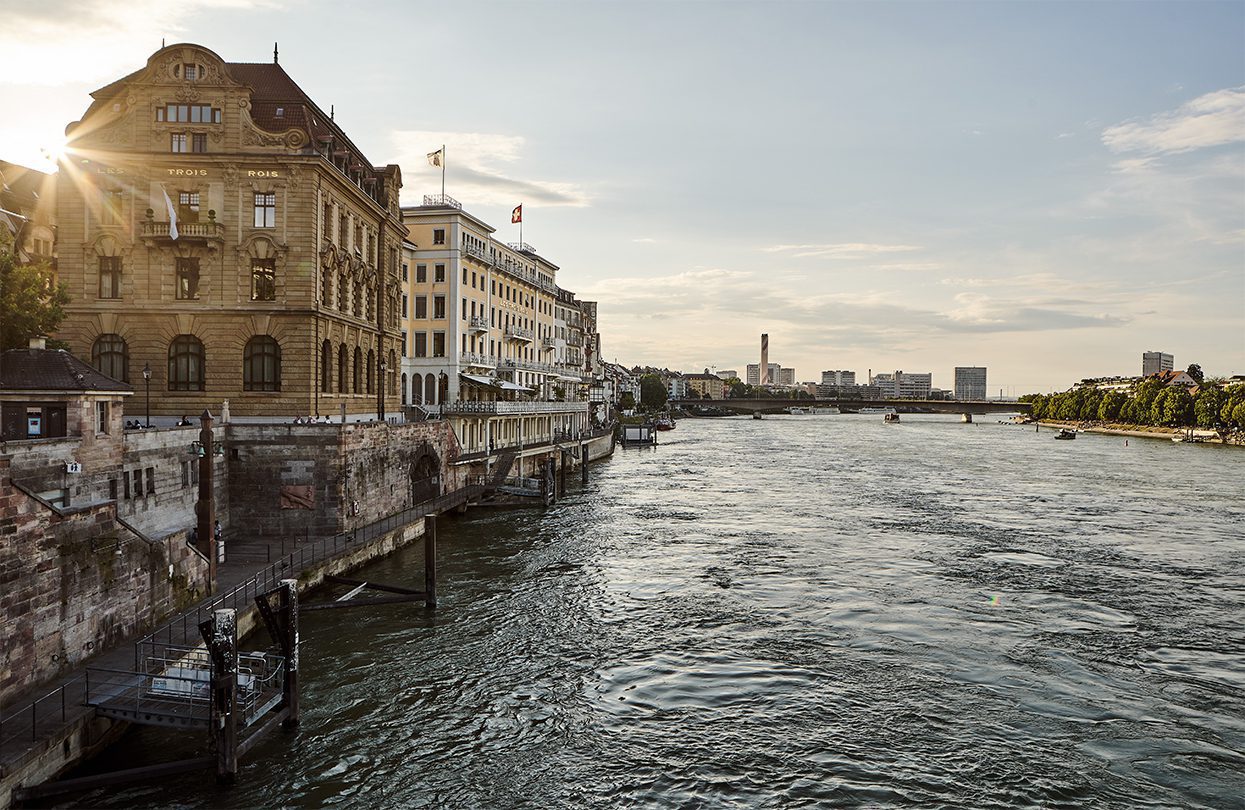 Vista dal ponte sul Medio Reno al Grand Hotel nel sole pomeridiano di Jean-Christophe Dupasquier, Svizzera Turismo