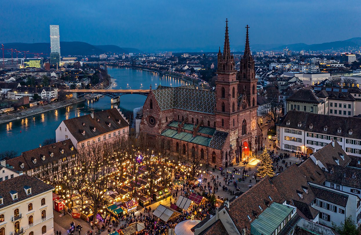 Veduta aerea del mercatino di Natale in Münsterplatz a Basilea, Jan Gehrke, Ufficio Nazionale Svizzero del Turismo.