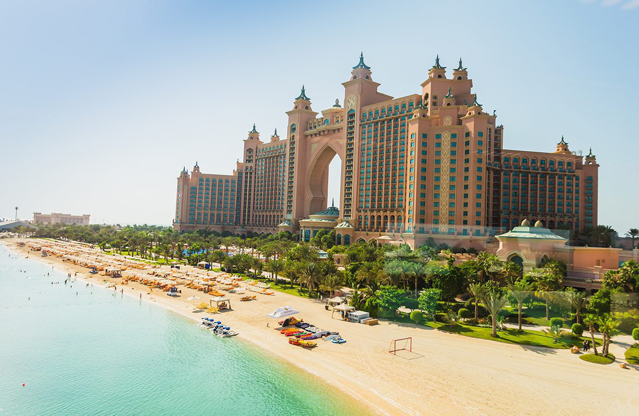 Atlantis Hotel consists of two towers linked by a bridge, with a total of 1539 rooms (image by Zhukov Oleg)