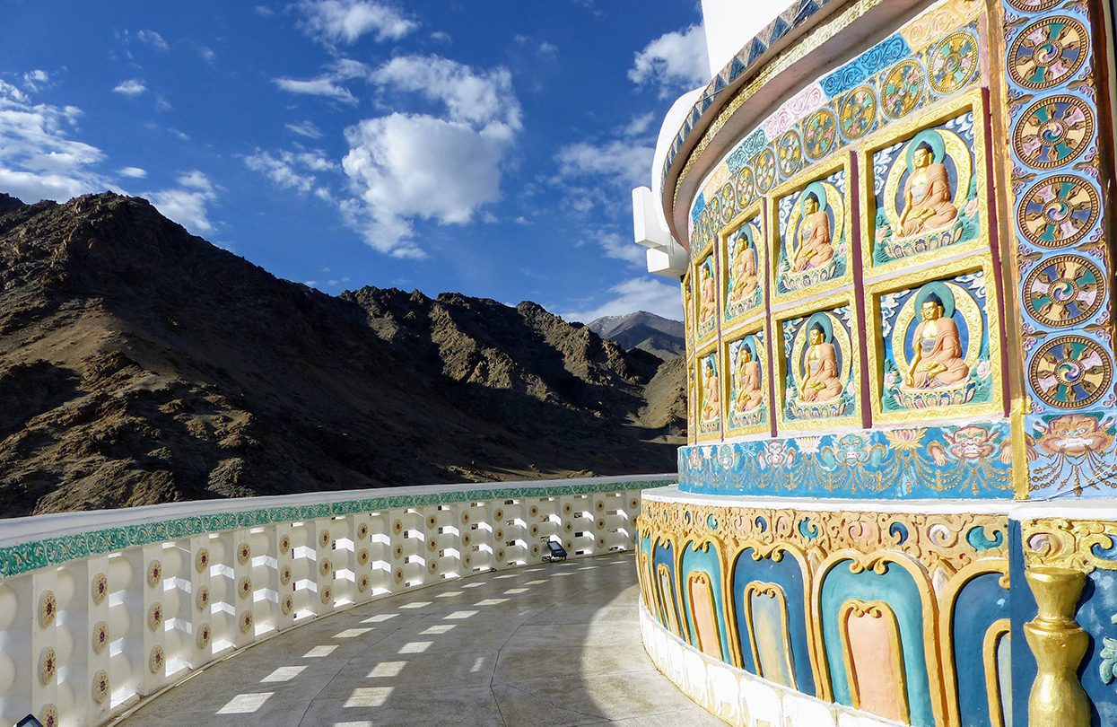 Decorated railing and wall of a Stupa of Leh (image by LOCUBROTUS)