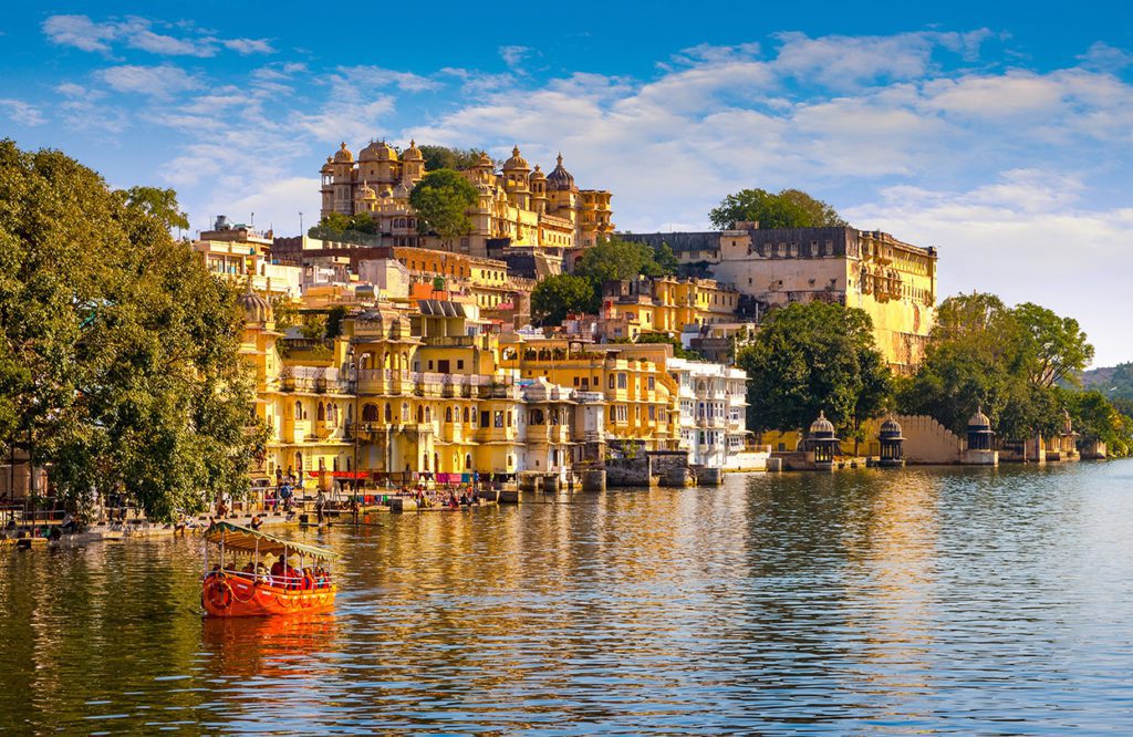 City Palace and Pichola lake in Udaipur, by photoff