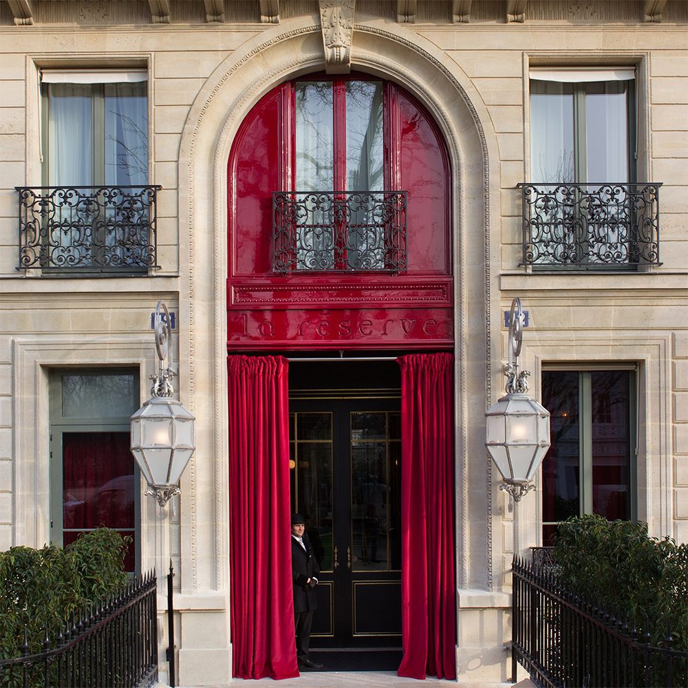 The red-lacquered door of La Réserve