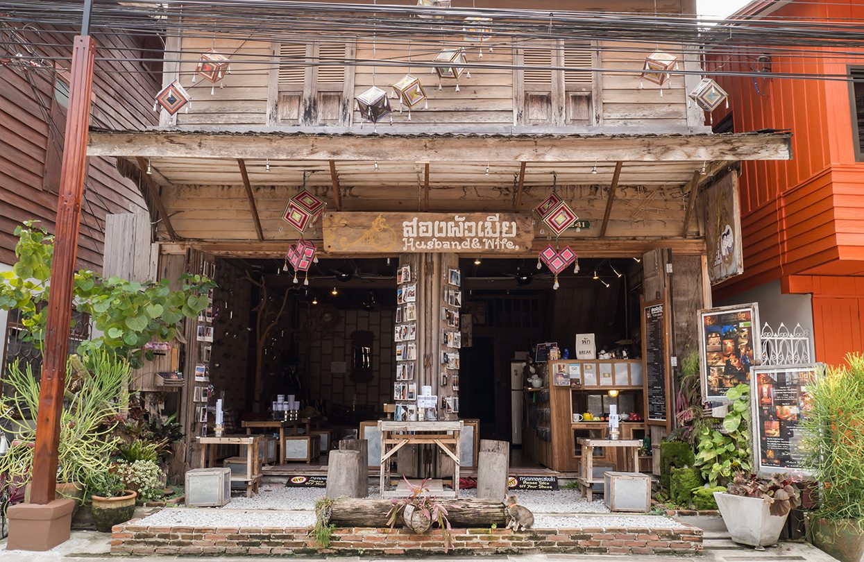 Wooden Guesthouse cafe at Chaing Khan.The town is quiet with simple life style, image by JHK2303