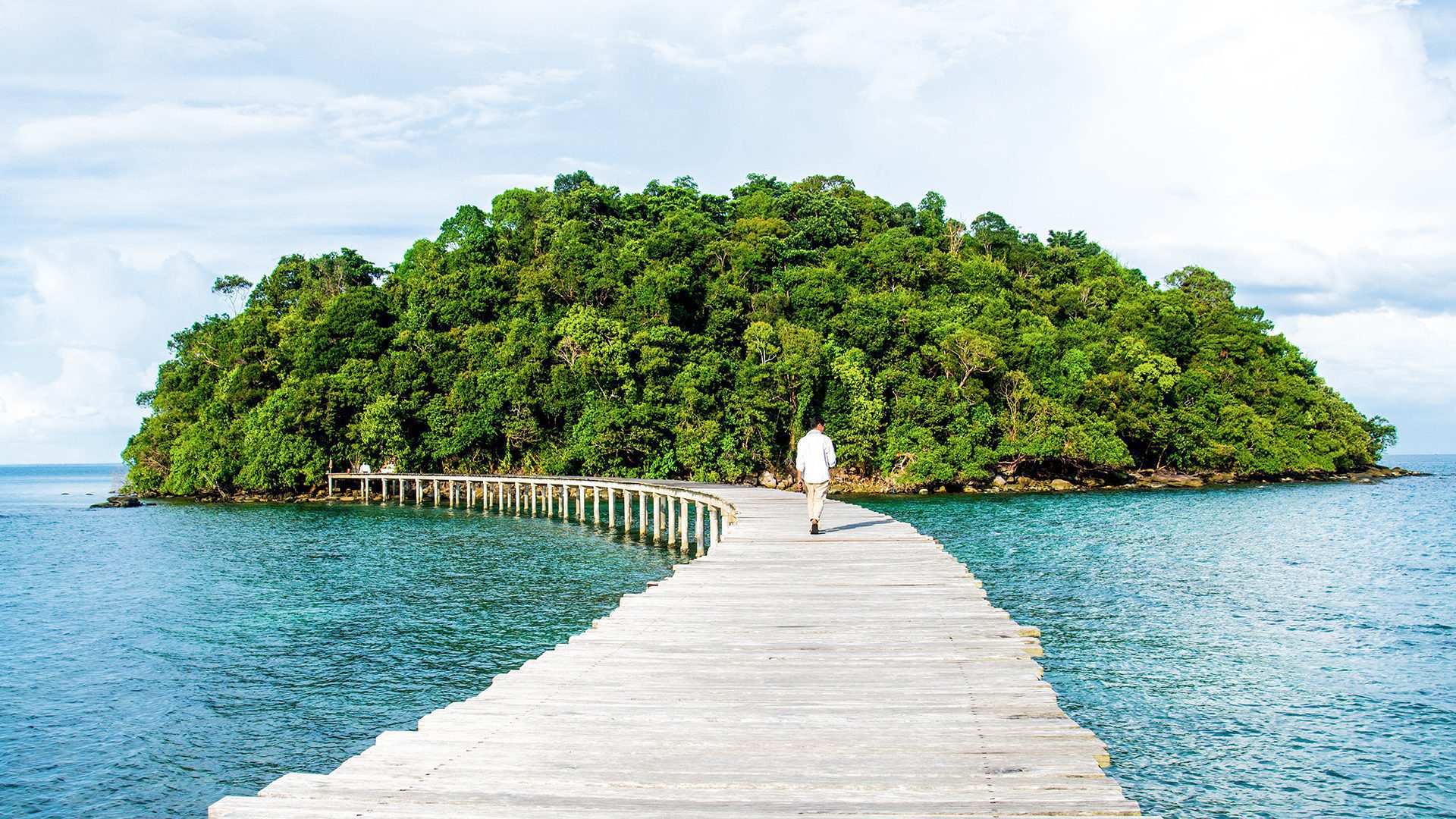 Strolling-across-the-wooden-walkway-to-Koh-Bong-at-Song-Saa-Private-Island