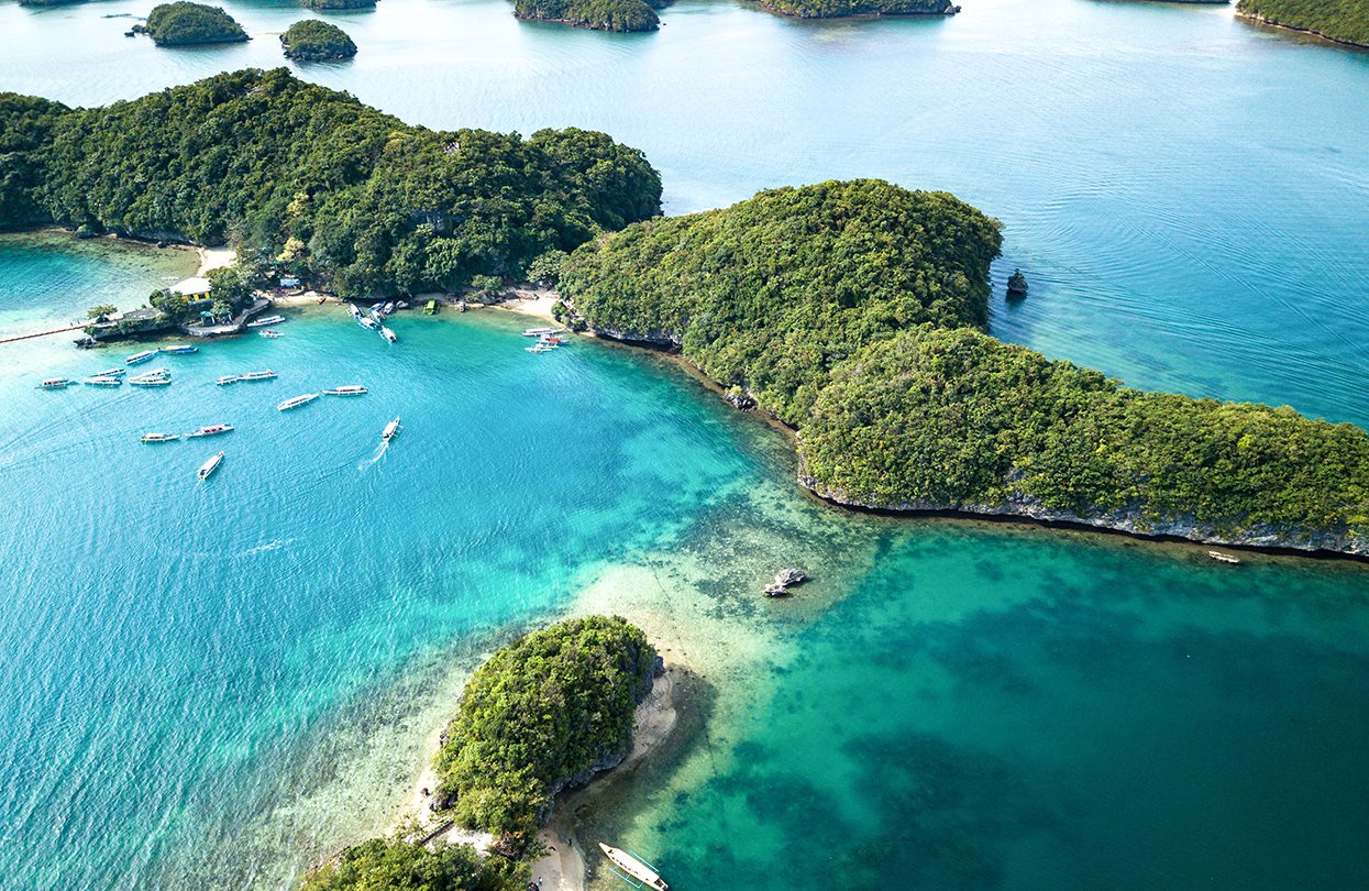 Scenic Panorama of a strait in the Hundred Islands National Park in Pangasinan, image by Roman Skorzus