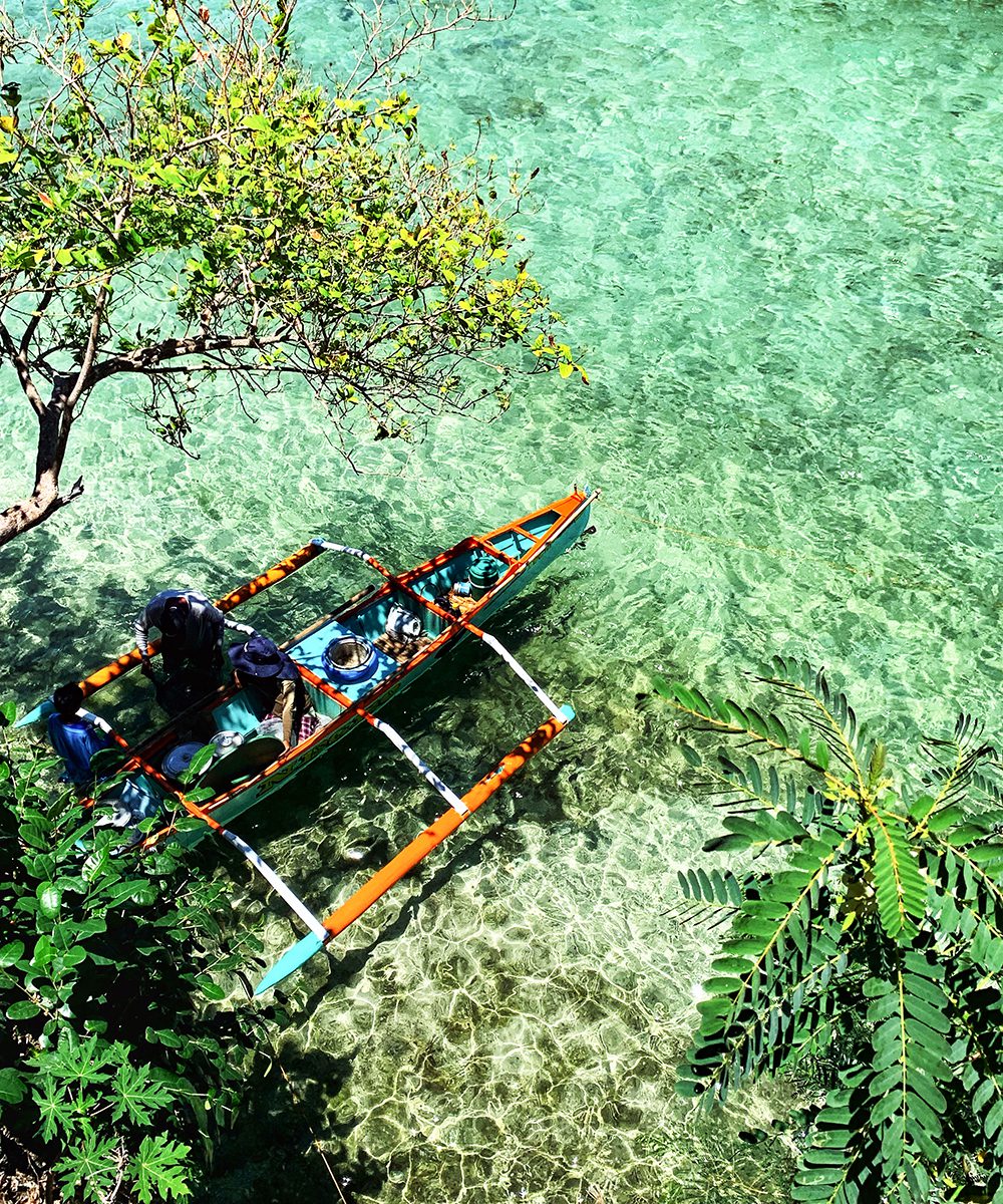 Crystal clear water of Hundred Islands in Alaminos City, image by Aragorn_19