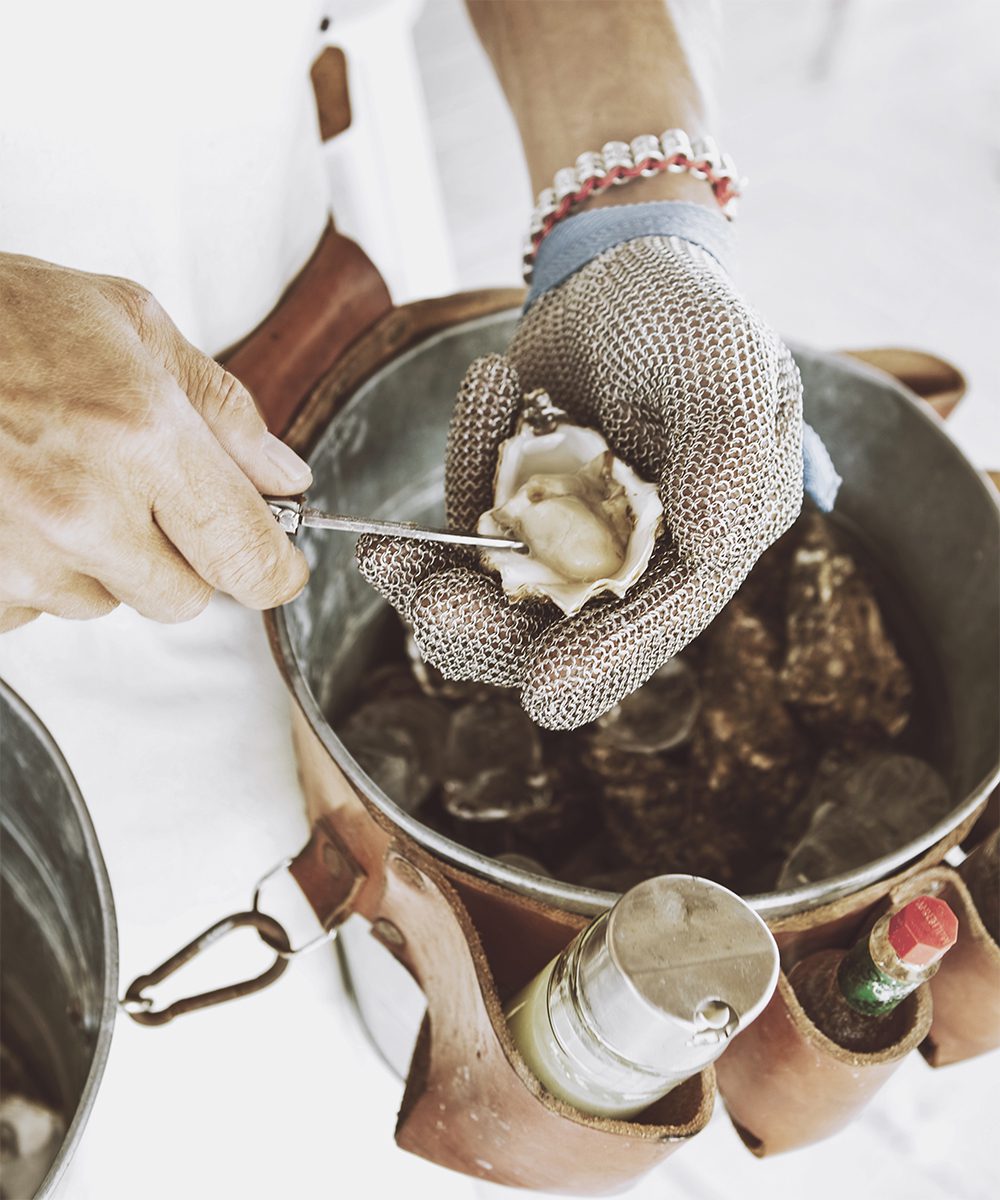 Freshly shucked oysters at El Chriringuito