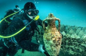 Navis Mysterium Amphora aged underwater, photo Edivo Vina