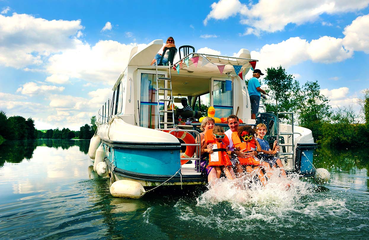 Explore River Sarthe on their self drive houseboats, photo by ©Pascal Beltrami, Sarthe Tourism