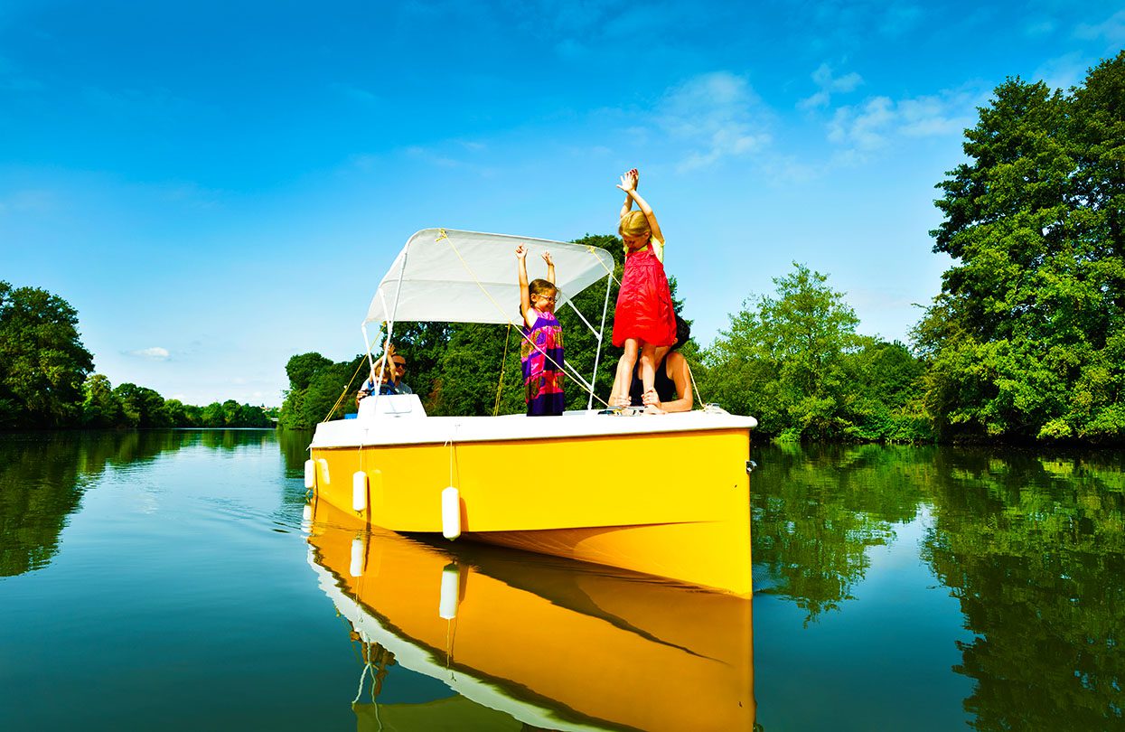 Explore River Sarthe on electric boats, photo by ©Pascal Beltrami, Sarthe Tourism