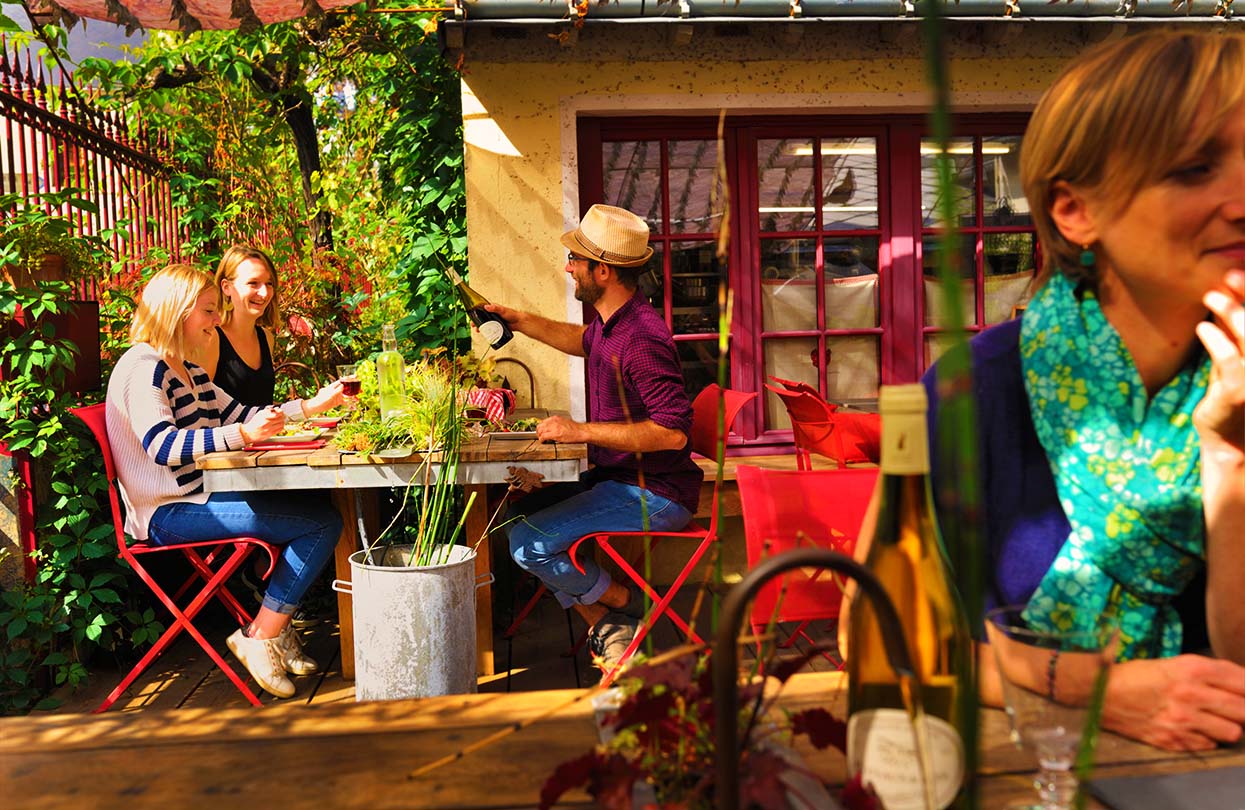 Explore River Sarthe's cafes along the banks, photo by ©Pascal Beltrami, Sarthe Tourism