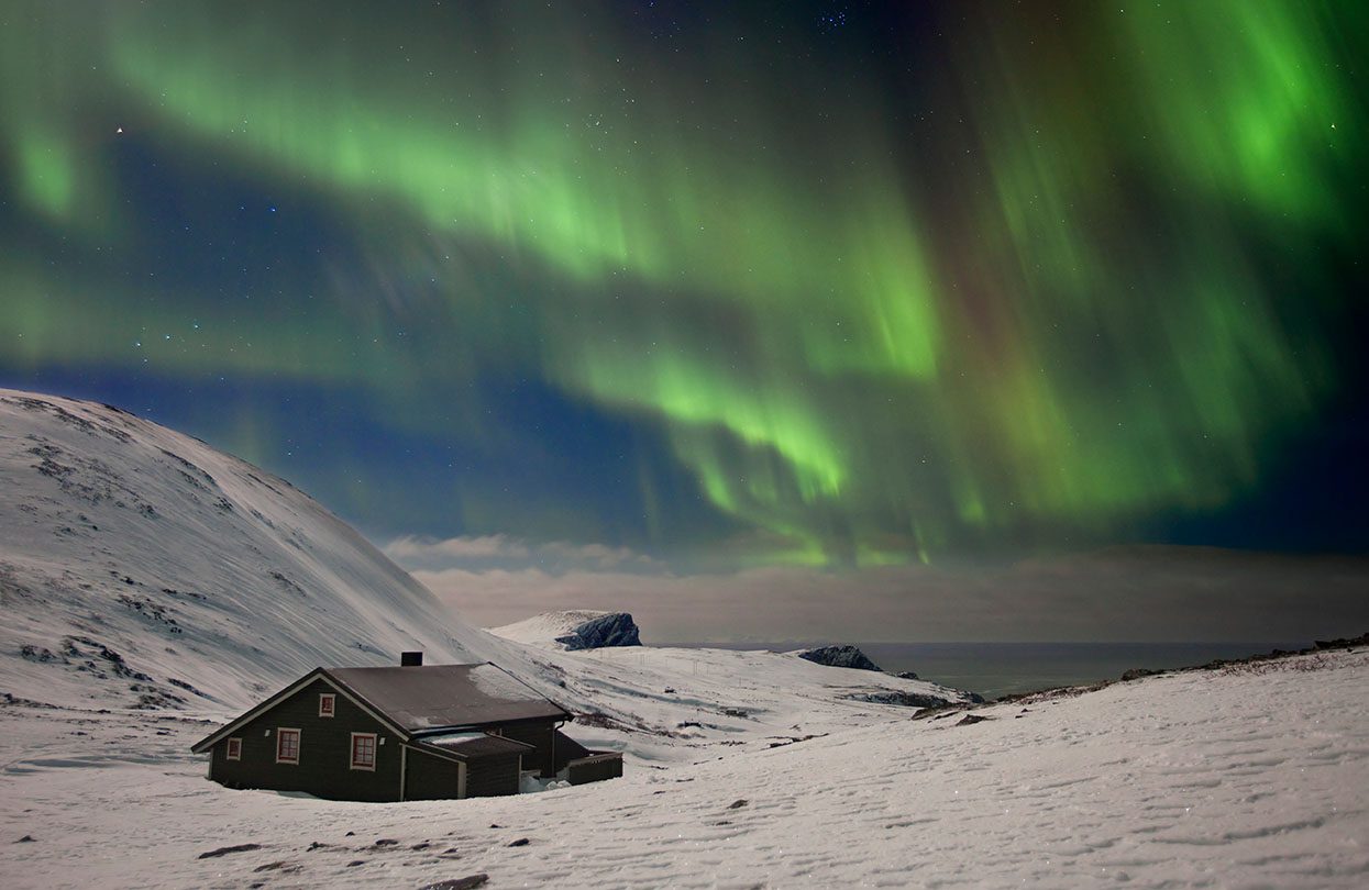 Under the Northern lights in FInnmark, image by Anne Olsen Ryum, Nord Norge