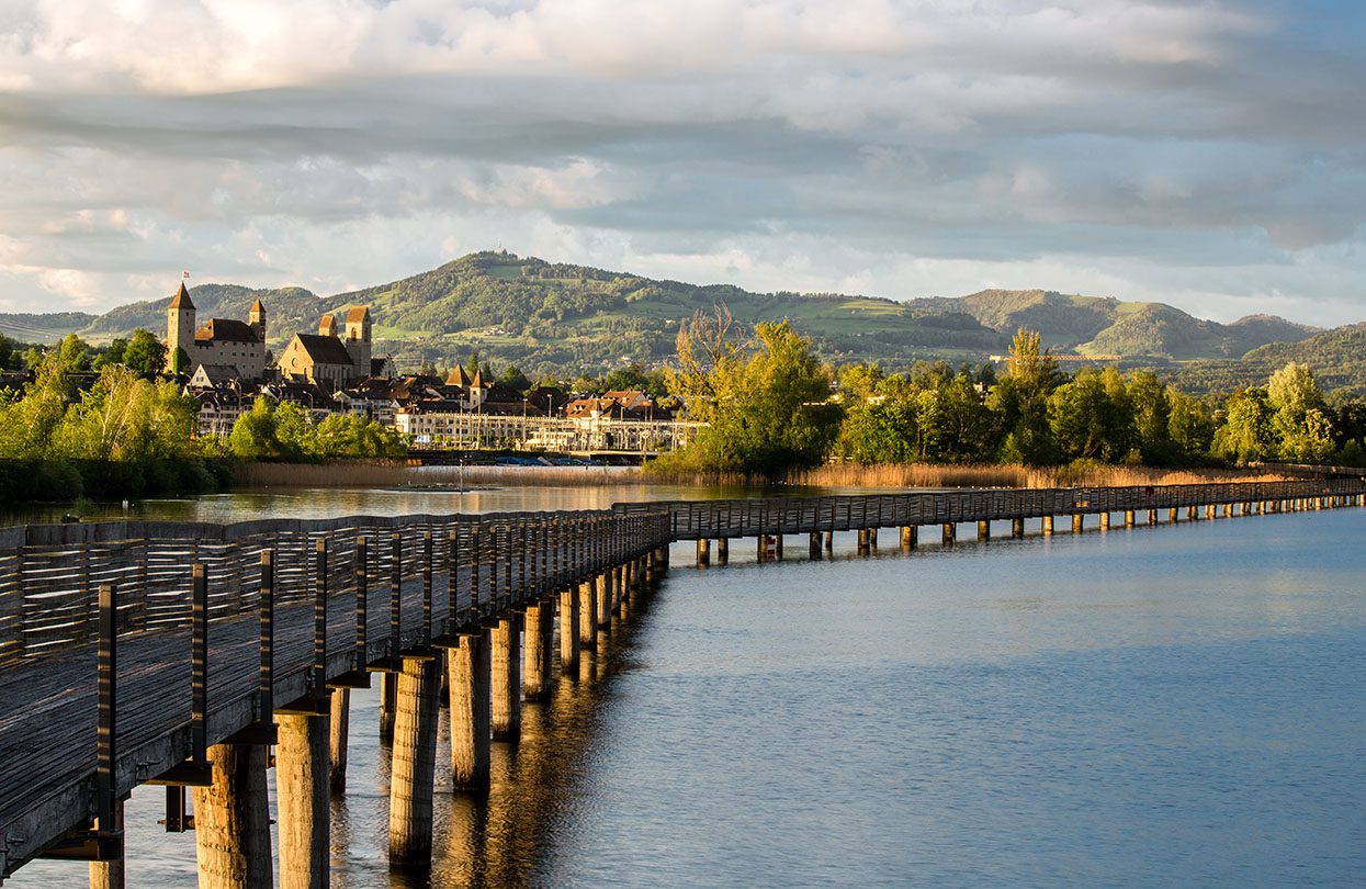 For the best photos, take a stroll over the reconstructed wooden bridge from Rapperswil to Hurden, photo by Andi Hofstetter, Zürich Tourismus