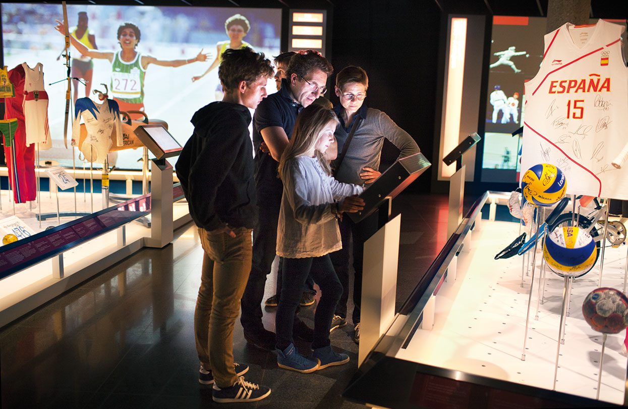 Family visiting the Olympic Museum, photo by Laurent Kaczor, Lausanne Tourisme