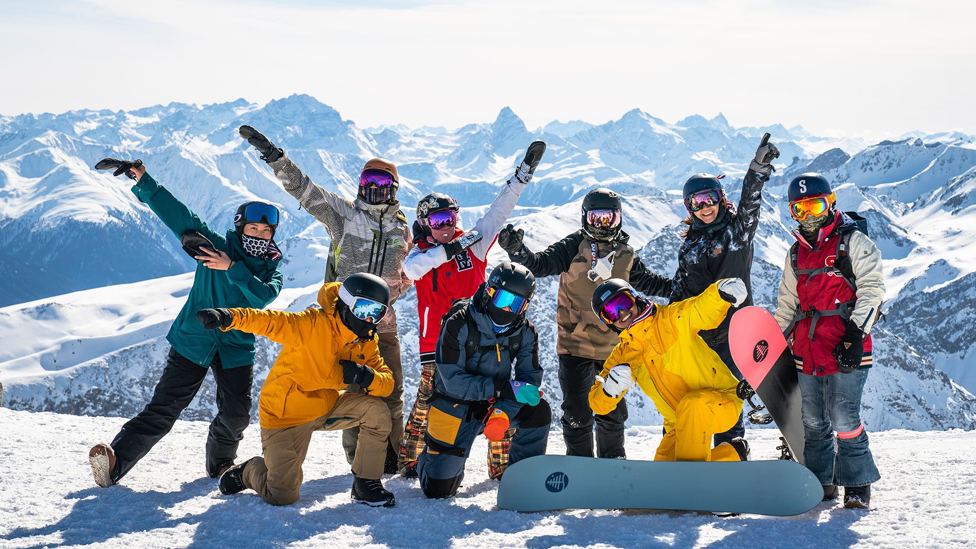 Winter sport enthusiasts at Parsenn ski area in Davos Klosters, image by Frederik Kalbermatten, Switzerland Tourism