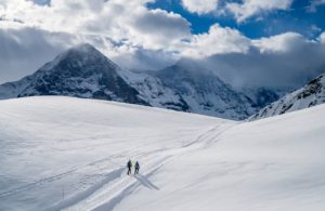 Indulge in a winter hike in the beautiful Jungfrau Region, image by David Birri, Switzerland Tourism