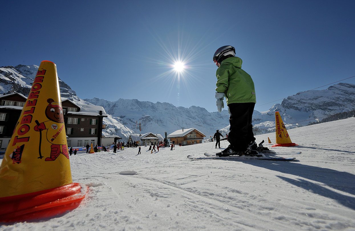 Beginners can head to the Ski School and practice skiing with instructors, image by Switzerland Tourism