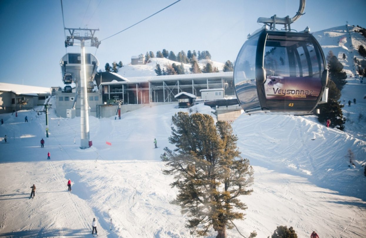 The slopes of Veysonnaz are easily accessible with modern lifts and cable cars, image by Switzerland Tourism