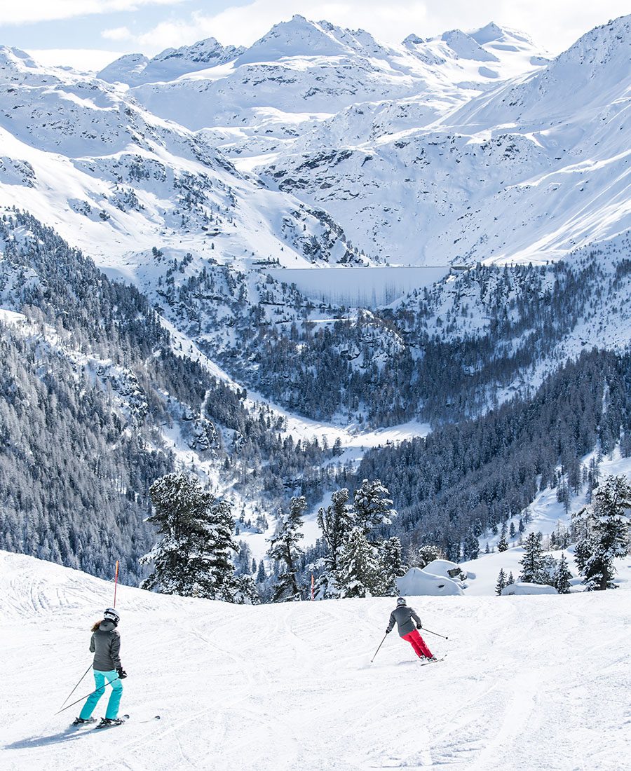 Skiing down the black run from the Mont Fort Cable Car point, image by Etienne Bornet, Switzerland Tourism