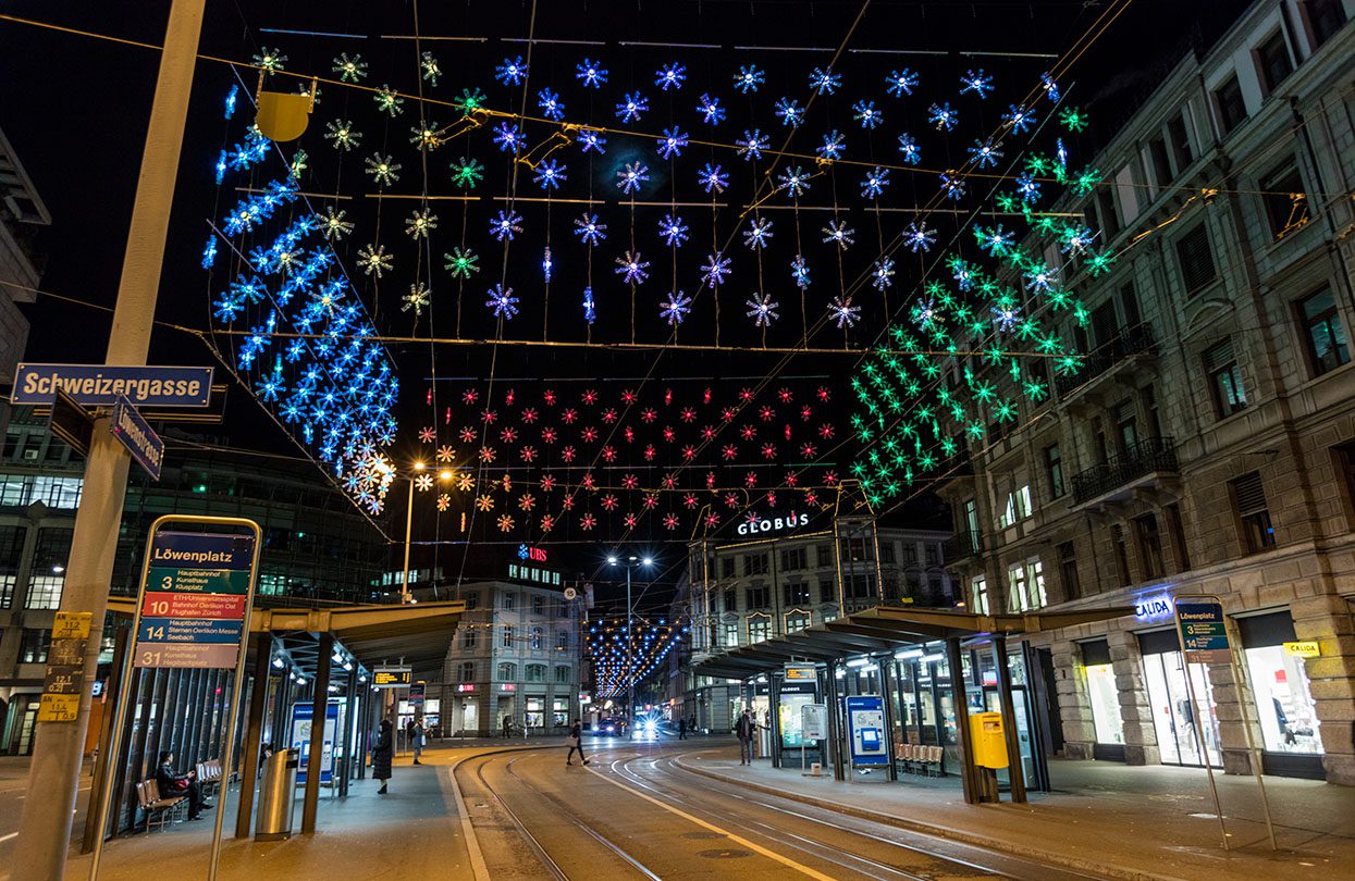 Plastic bottles stars at Löwenplatz, image by Zürich Tourism