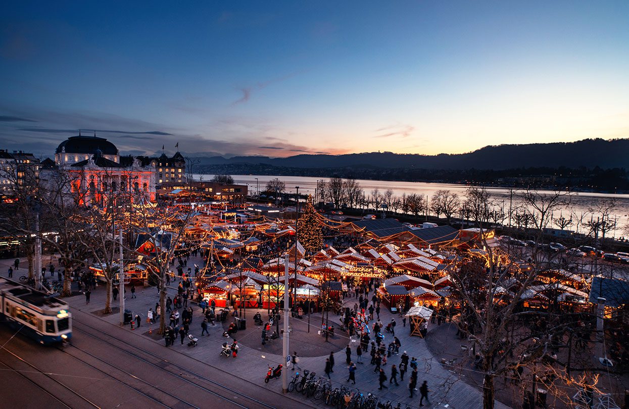 The Christmas market at Sechseläutenplatz, image by Zürich Tourism