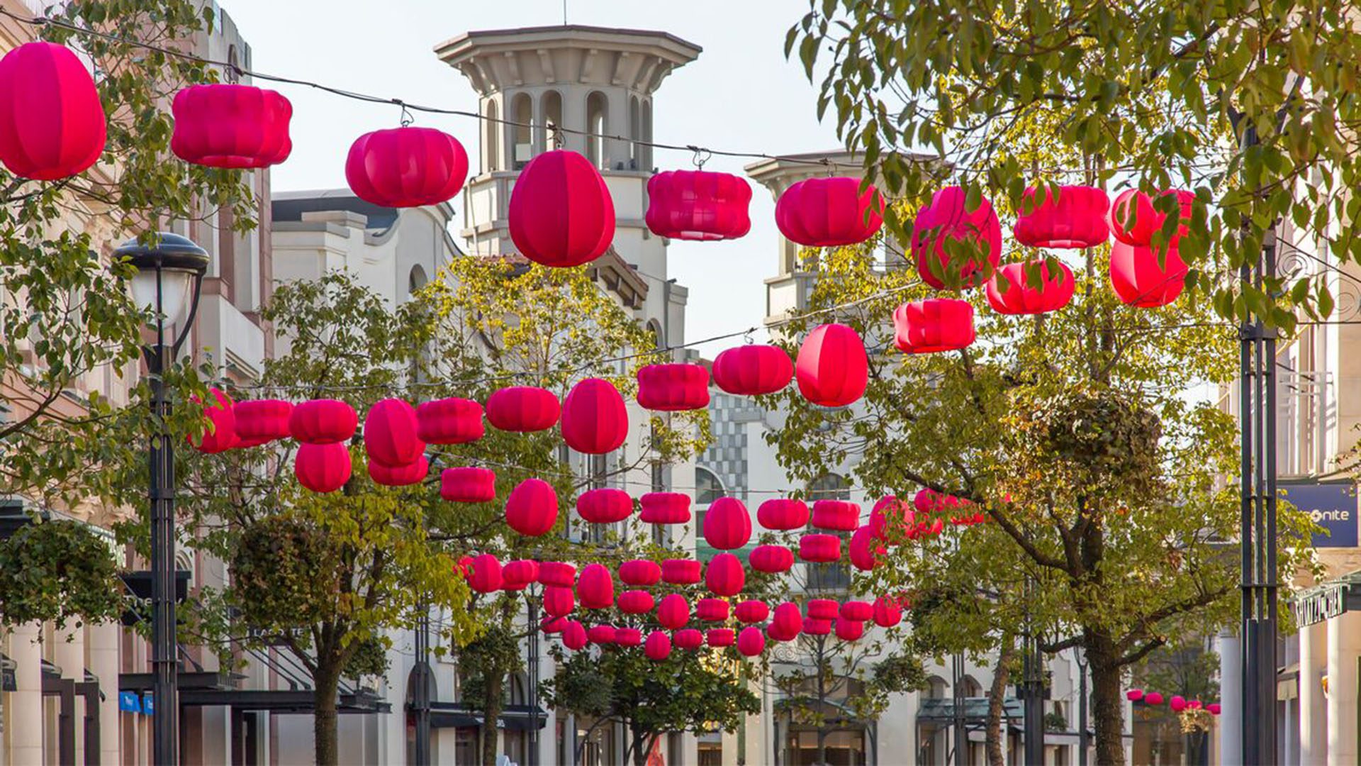 Paris luxury shops to open on Sunday