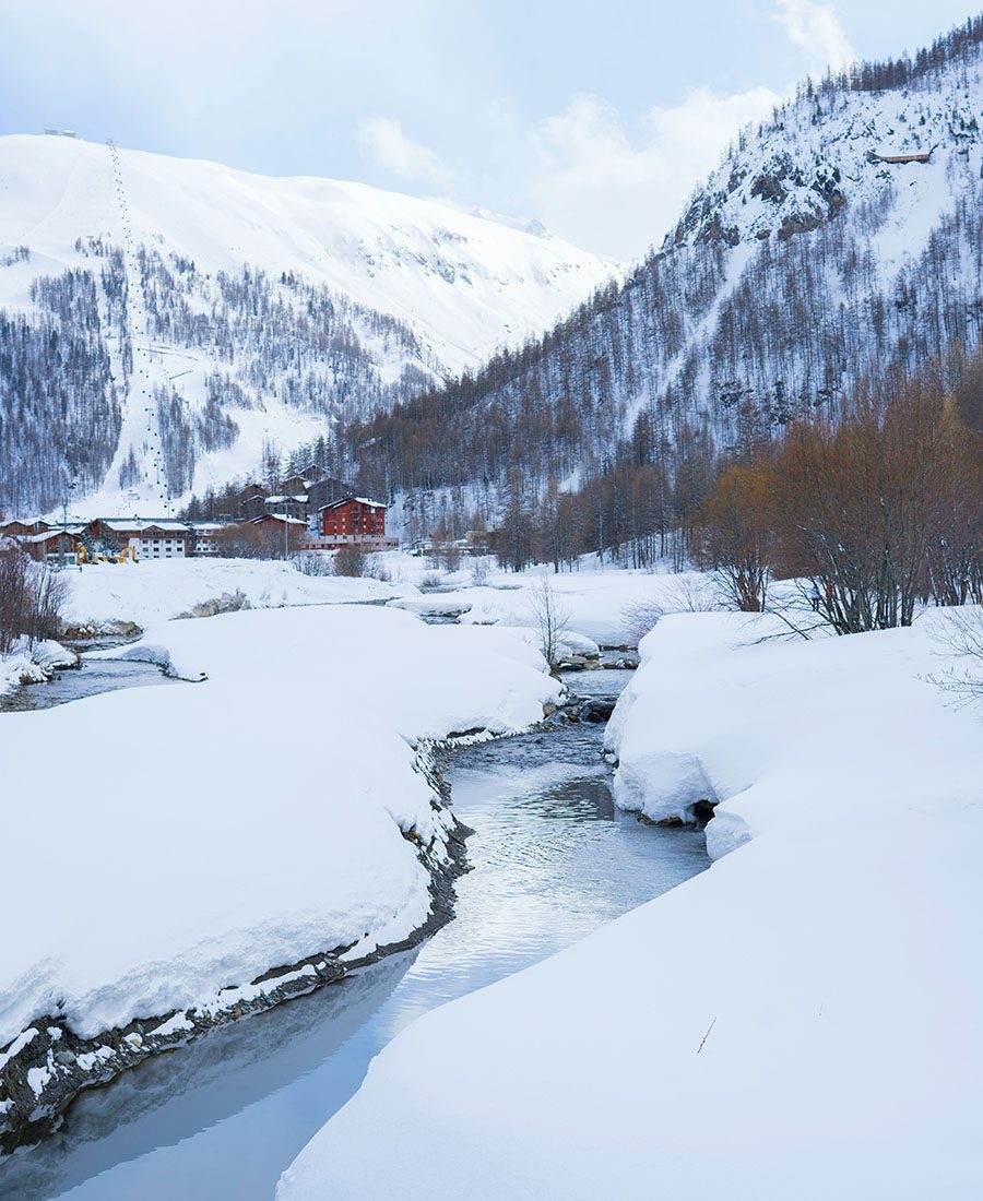 The river coming to the town, Val-d'Isère, Francia, Photo by Kali Elias on Unsplash