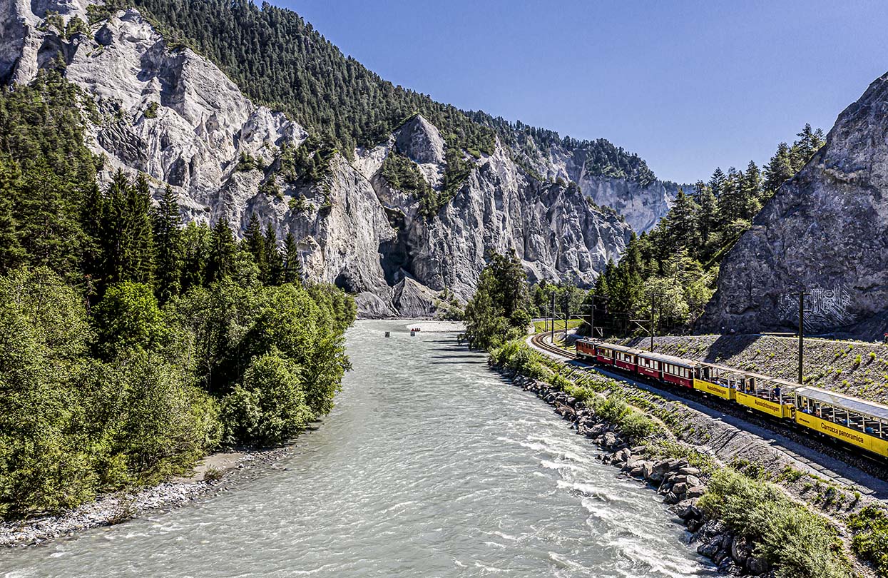 Anticipate the thrill of travelling in the open scenic carriage, image by Rhaetian Railway
