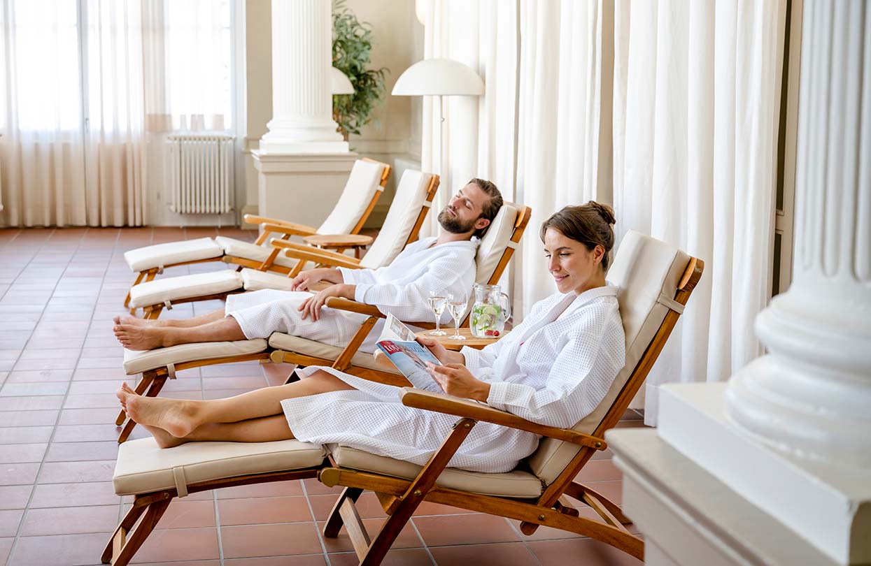 Couple relaxes in Friedrichsbad after a wellness treatment , image copyright DZT/Günter Standl
