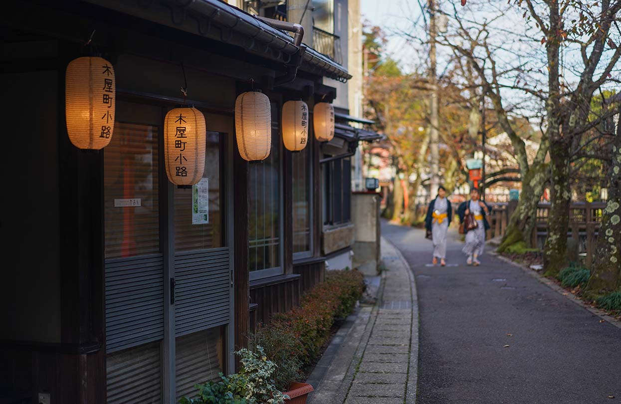 Walking at Kinosaki Onsen, Image by Rei Imagine, Shutterstock